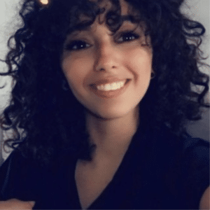 Portrait de Naouel Marie, spécialiste de l’automatisation et des campagnes marketing à l’international